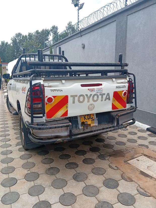 Toyota Hilux 2023 White