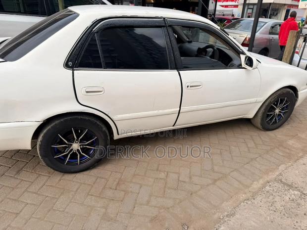 Toyota Corolla 1997 White