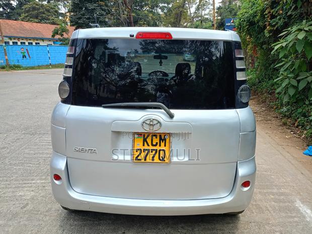 Toyota Sienta 2010 Silver