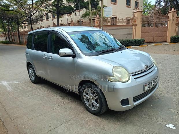 Toyota Sienta 2010 Silver
