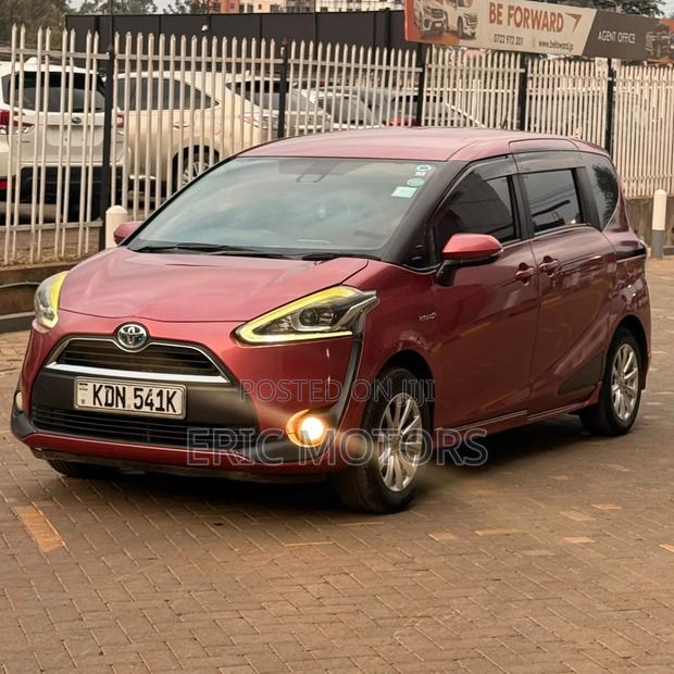 Toyota Sienta 2017 Red