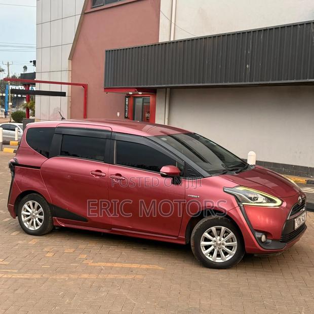 Toyota Sienta 2017 Red