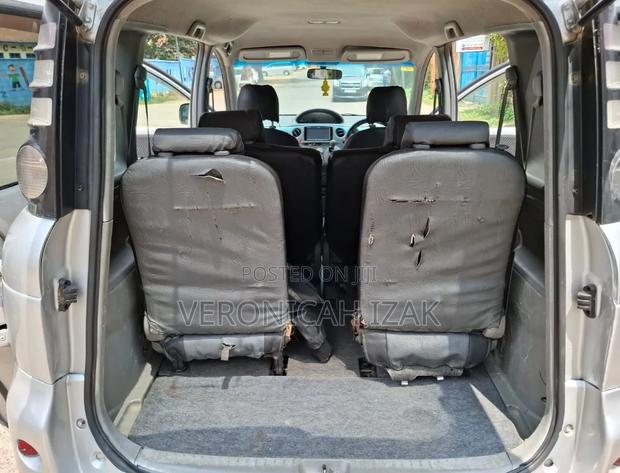 Toyota Sienta 2010 Silver