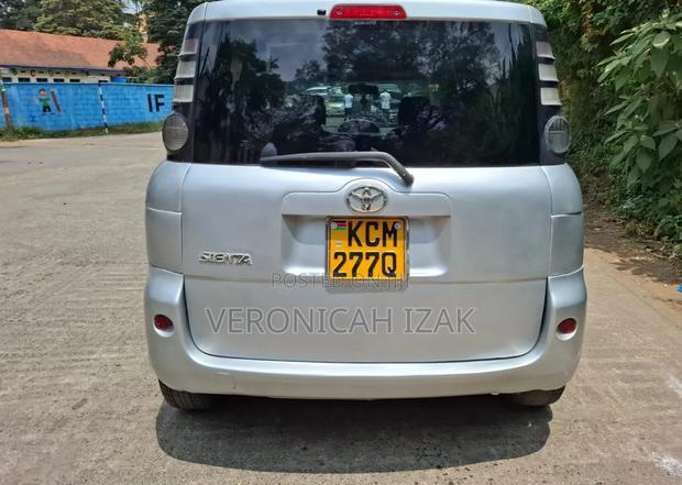 Toyota Sienta 2010 Silver