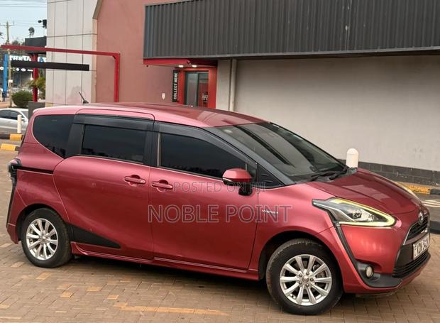 Toyota Sienta 2017 Red