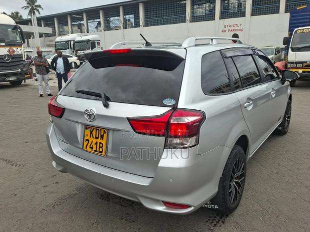 Toyota Corolla Fielder 2018 Silver
