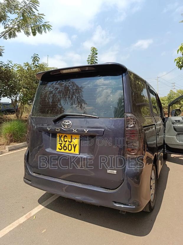Toyota Voxy 2009 Blue