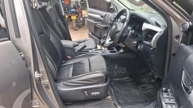 Toyota Hilux 2017 Gray