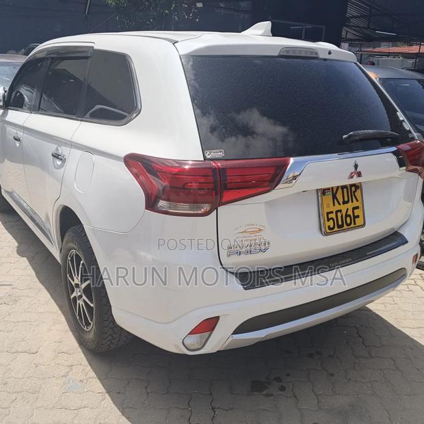 Mitsubishi Outlander 2017 White