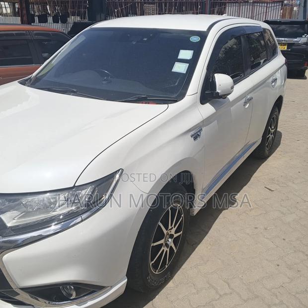 Mitsubishi Outlander 2017 White