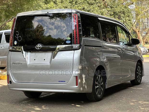 Toyota Esquire 2.0 FWD (7 seater) 2019 Gray