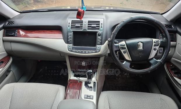 Toyota Crown 2010 Black