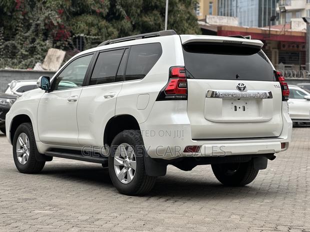 Toyota Land Cruiser Prado 2.8 2022 White