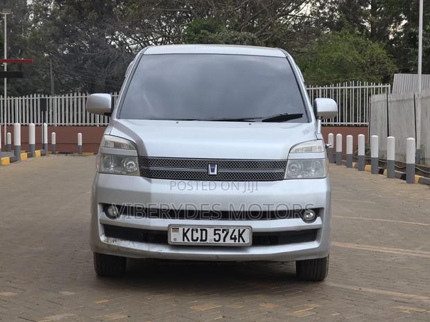 Toyota Voxy 2006 Silver