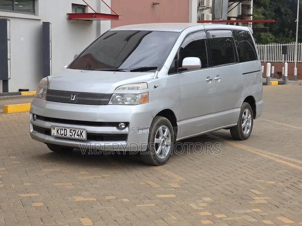 Toyota Voxy 2006 Silver