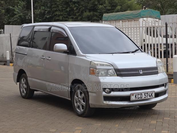 Toyota Voxy 2006 Silver