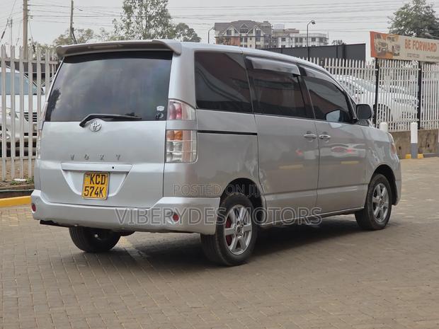 Toyota Voxy 2006 Silver