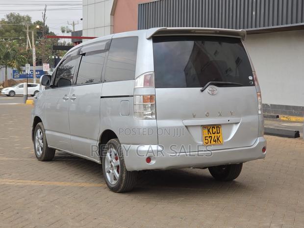 Toyota Noah 2006 Silver