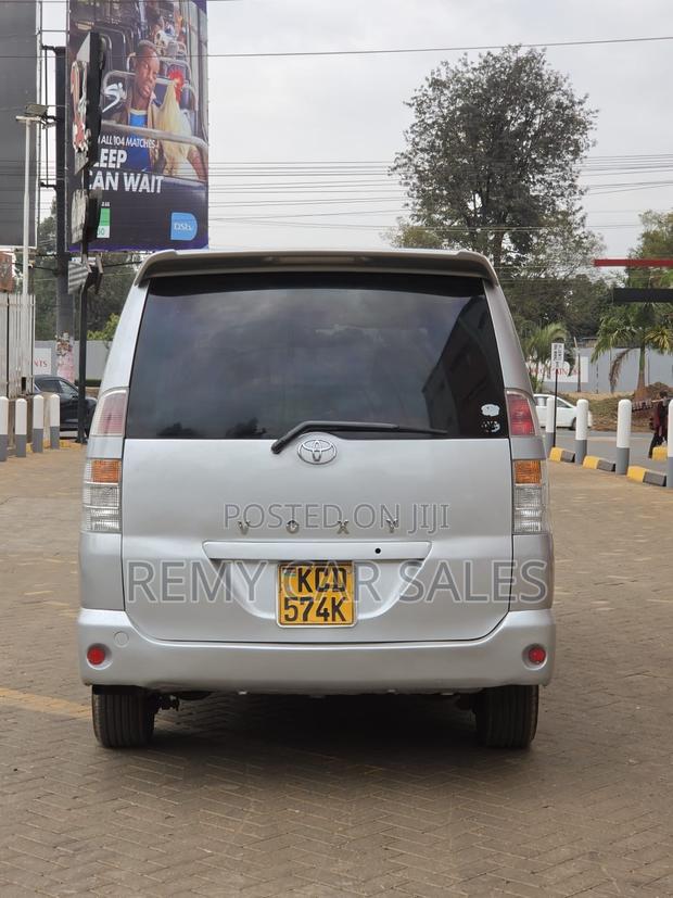 Toyota Noah 2006 Silver