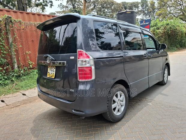 Toyota Noah 2007 Gray