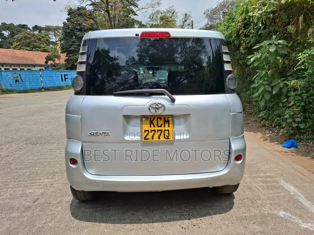 Toyota Sienta 2010 Silver