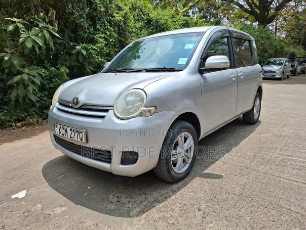 Toyota Sienta 2010 Silver