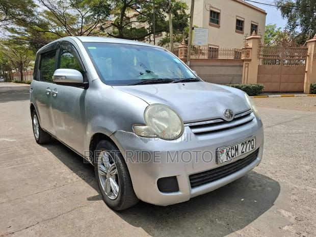 Toyota Sienta 2010 Silver