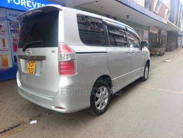 Toyota Noah 2009 Silver