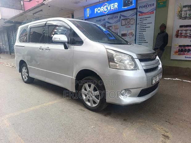 Toyota Noah 2009 Silver