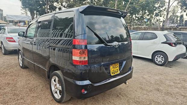 Toyota Voxy 2005 Blue