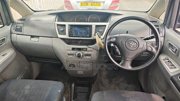 Toyota Voxy 2005 Blue
