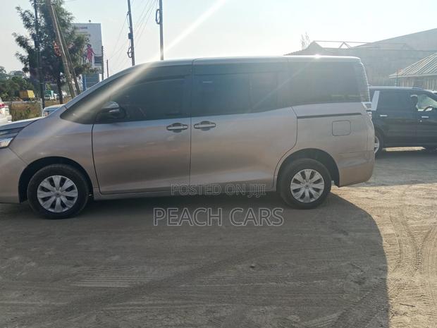 Toyota Voxy 2018