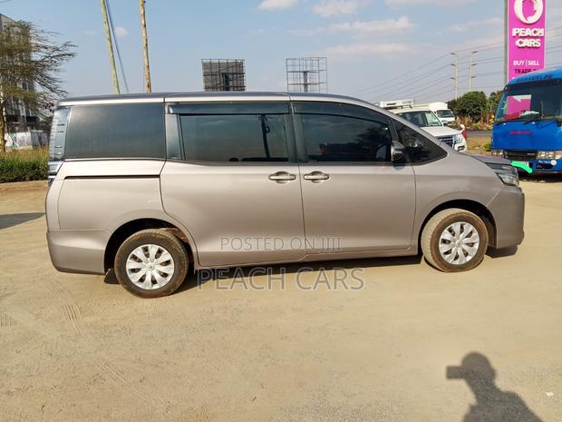 Toyota Voxy 2018