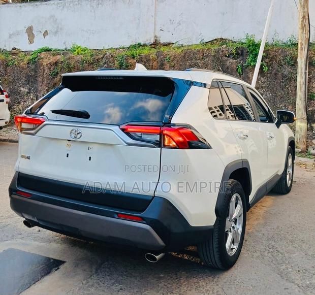 Toyota RAV4 Adventure 2019 White