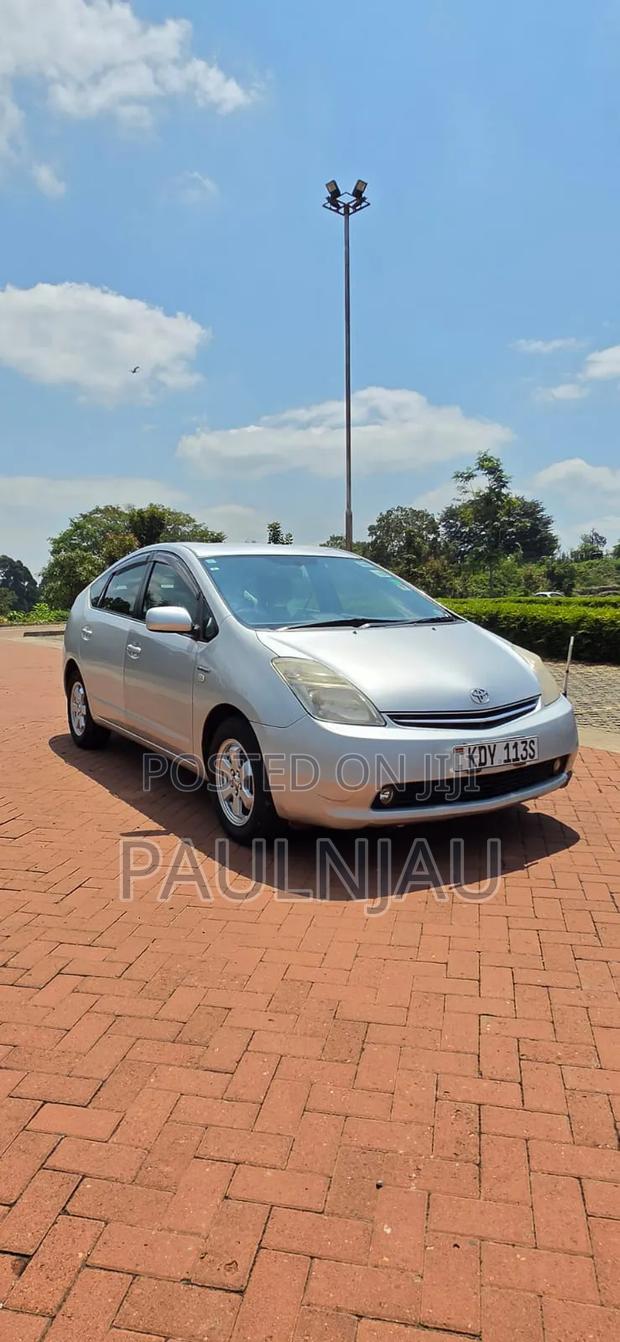 Toyota Prius 4dr Hatchback (1.8L 4cyl gas/electric hybrid CVT) 2016