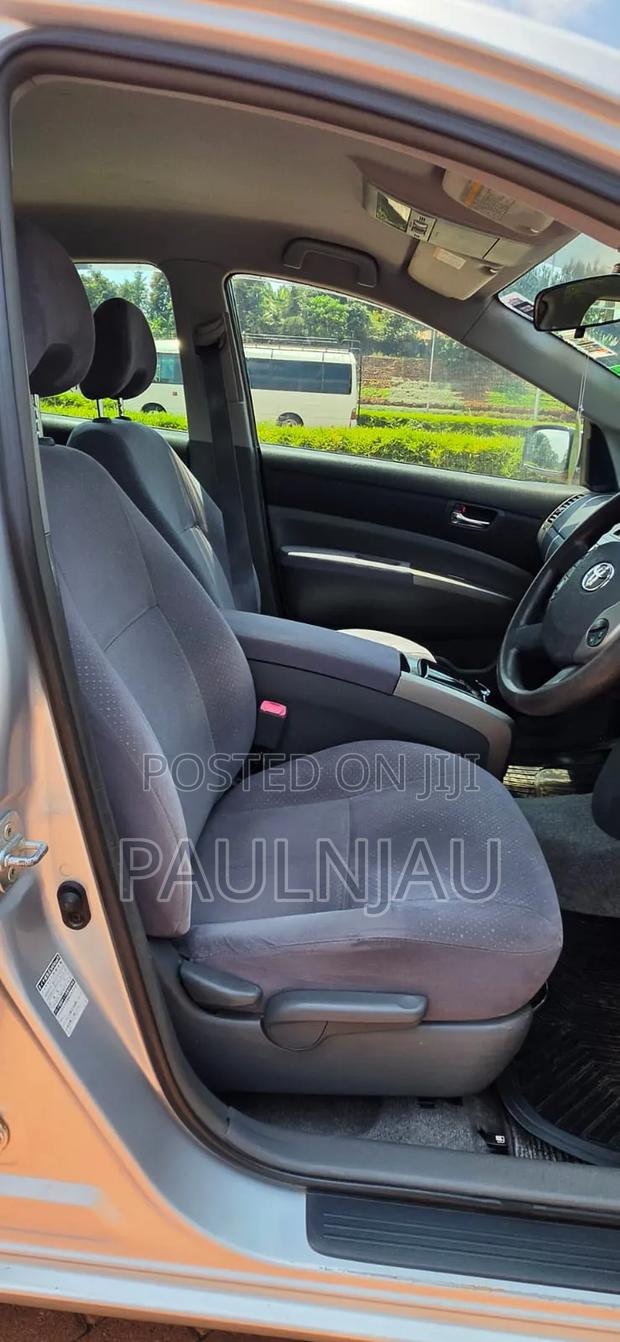 Toyota Prius 4dr Hatchback (1.8L 4cyl gas/electric hybrid CVT) 2016