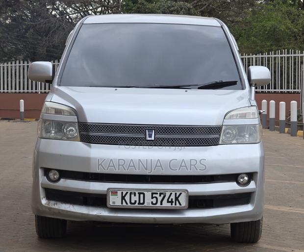 Toyota Voxy 2006 Silver