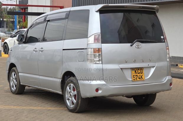 Toyota Voxy 2006 Silver