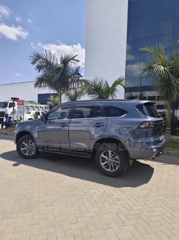 New Isuzu MU-X 2025 Gray