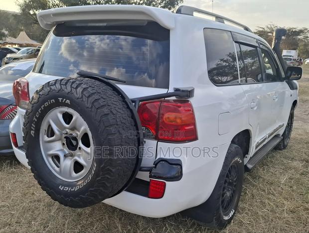 Toyota Land Cruiser 2011 White