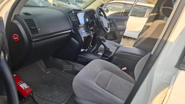 Toyota Land Cruiser 2011 White