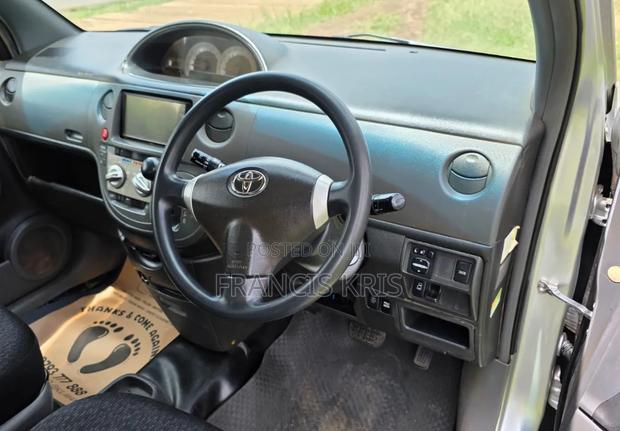Toyota Sienta 2010 Silver