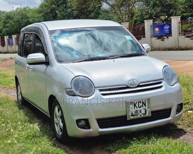 Toyota Sienta 2010 Silver