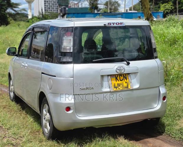 Toyota Sienta 2010 Silver