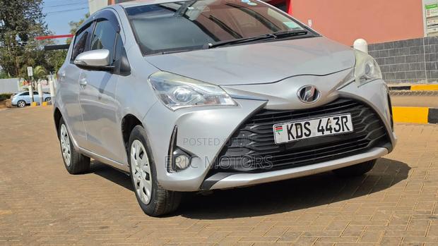Toyota Vitz 2017 Silver