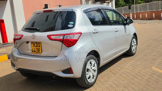 Toyota Vitz 2017 Silver