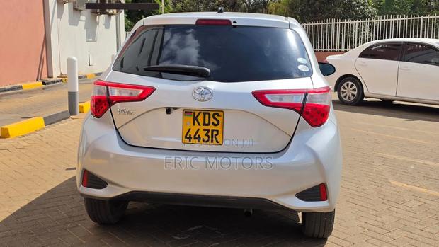 Toyota Vitz 2017 Silver