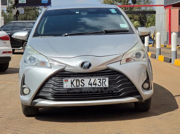 Toyota Vitz 2017 Silver