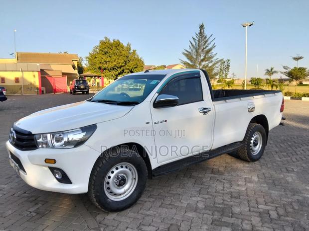 Toyota Hilux 2025 White