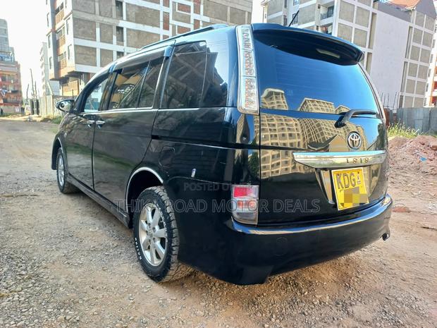 Toyota ISIS 2014 Black
